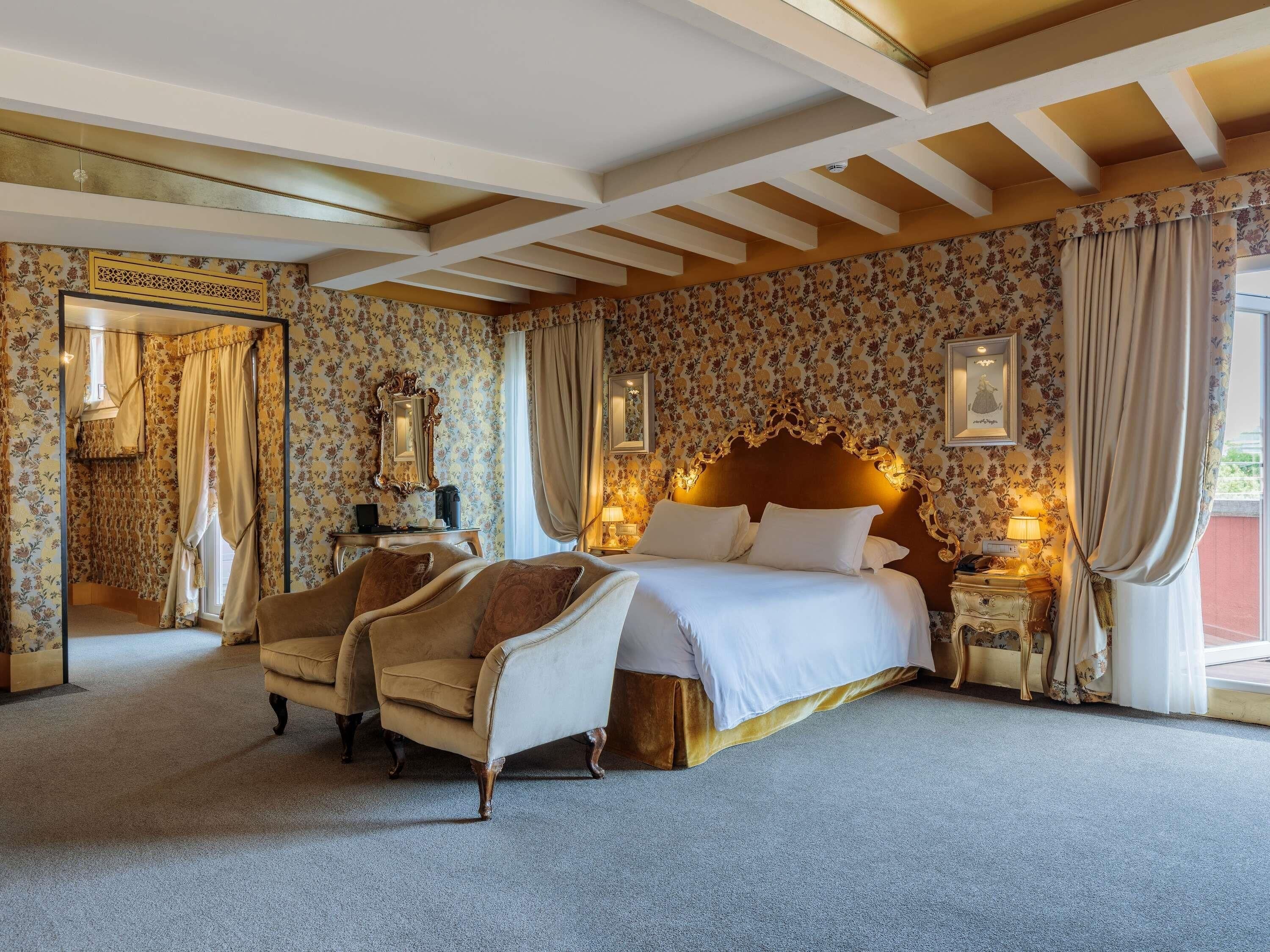 Ropa de cama de alta calidad, cubrecamas y minibar 