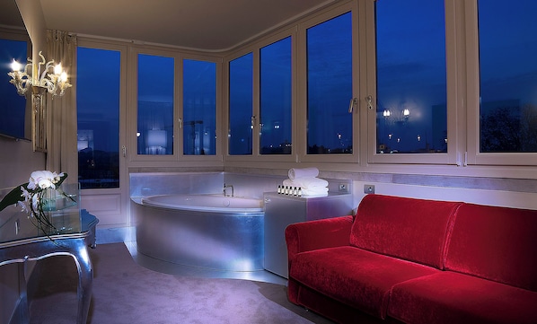 Ropa de cama de alta calidad, cubrecamas y minibar