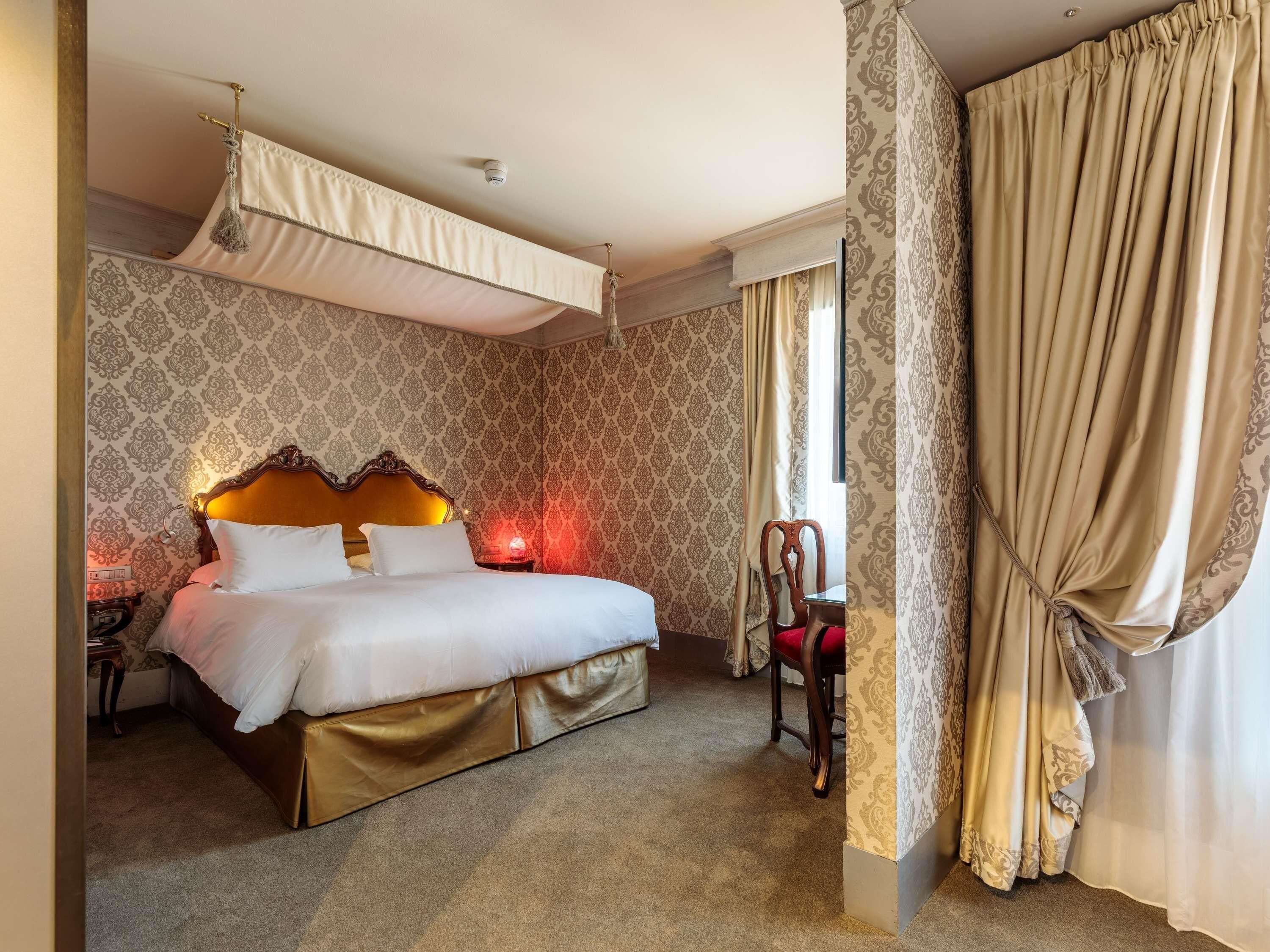 Ropa de cama de alta calidad, cubrecamas y minibar 