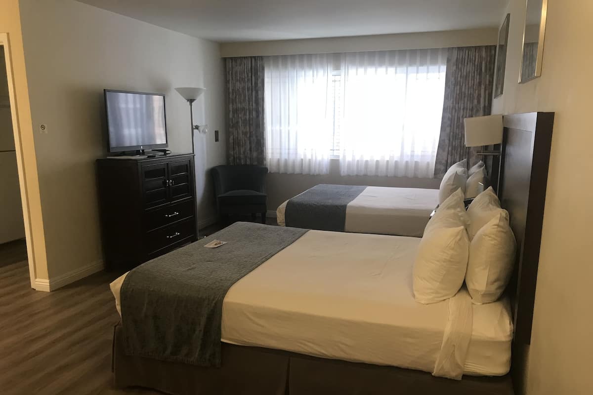 Suite – executive, 2 queensize-senger | Safe på rommet, blendingsgardiner og strykejern/-brett