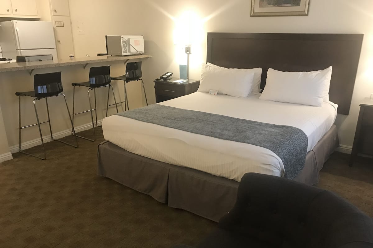 Suite – deluxe, 1 soverom, kjøkken | Safe på rommet, blendingsgardiner og strykejern/-brett