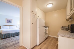 Executive Single Room, 1 King Bed | Private kitchen | Coffee/tea maker, eco-friendly cleaning products