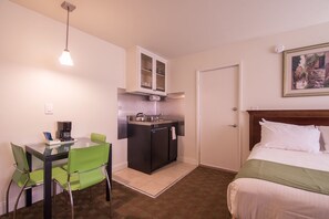 Quarto casal júnior, 2 camas de casal | Cofres nos quartos, cortinas blackout, ferros/tábuas de passar roupa