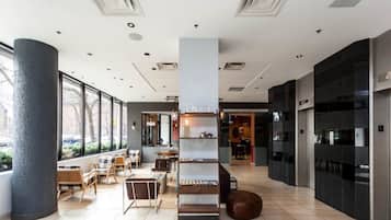 供应早餐、午餐和晚餐,地中海菜,室外就餐