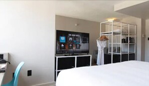 Executive Room, Multiple Beds | Hypo-allergenic bedding, pillow-top beds, in-room safe, desk - Bond Place Hotel (Toronto)