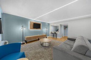 1 bedroom, Egyptian cotton sheets, premium bedding, pillowtop beds