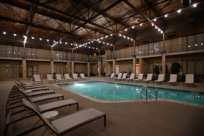 Indendørs pool, sæsonbestemt udendørs pool, liggestole