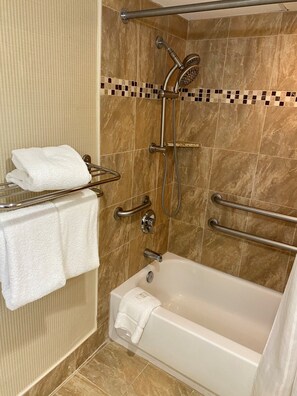 Habitació, 1 llit de matrimoni gran, accessible, no fumadors | Bany | Combinació de dutxa i banyera i articles de tocador gratuïts 