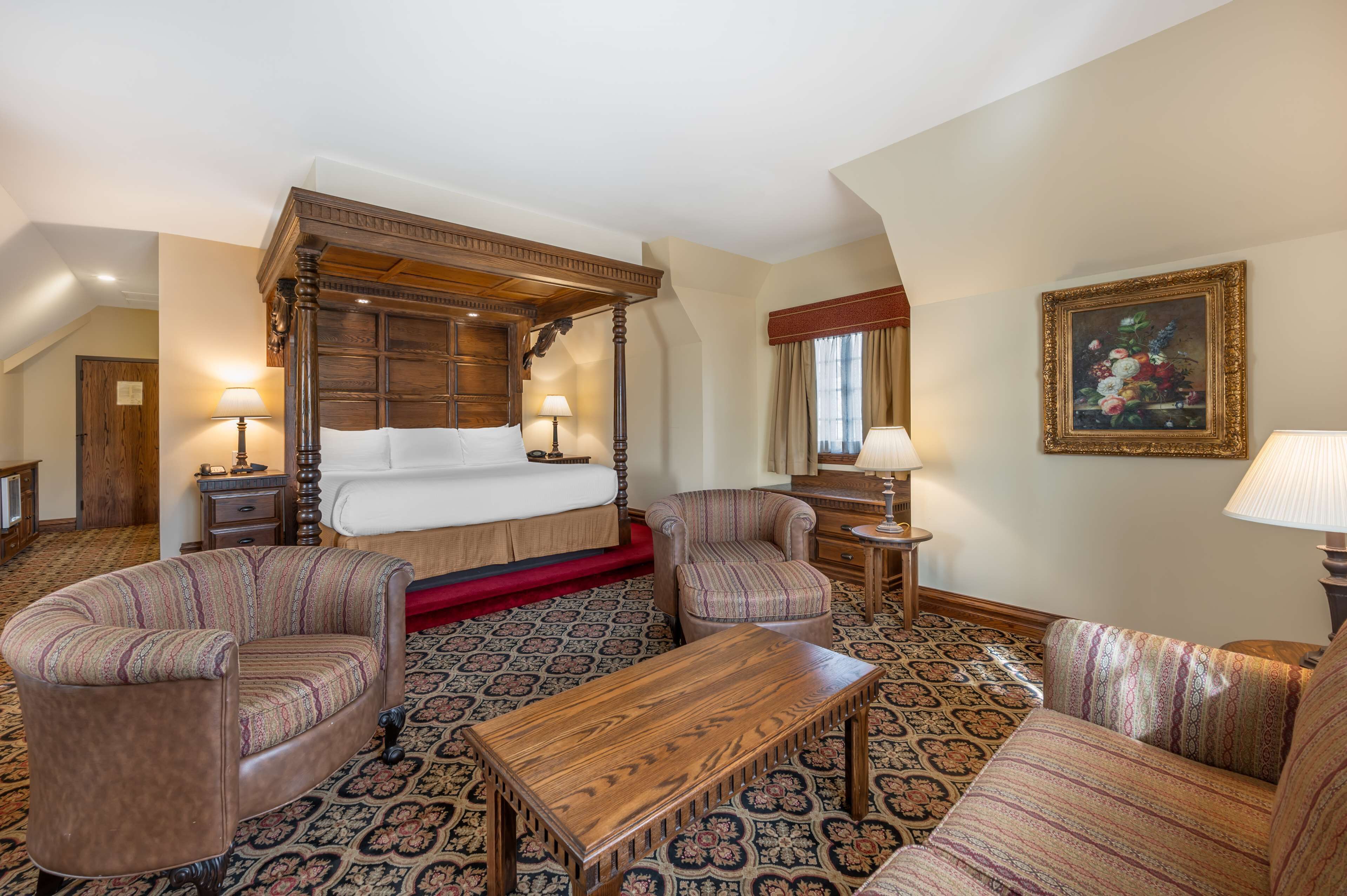 suite, 1 king bed, non smoking, jetted tub (larger room) | premium bedding, in-room safe, desk, laptop workspace