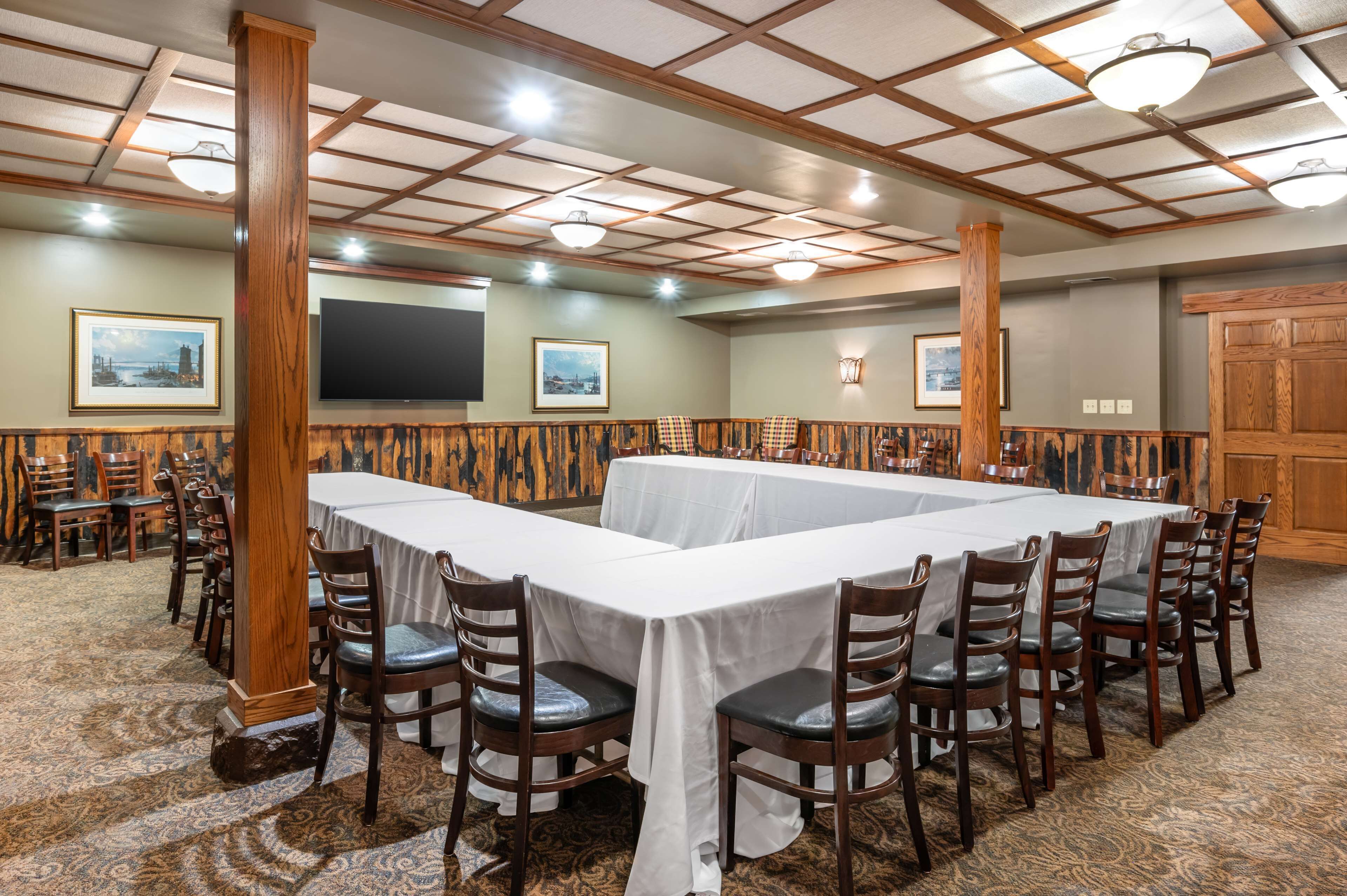 breakfast, lunch, dinner served; american cuisine