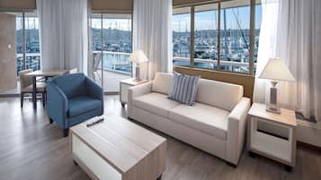 Studiosuite, 1 King-Bett und Schlafsofa, Kühlschrank und Mikrowelle, Blick auf den Jachthafen | Allergikerbettwaren, Zimmersafe, Schreibtisch