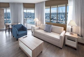 Studio Suite, 1 King Bed with Sofa bed, Refrigerator & Microwave, Marina View | Hypo-allergenic bedding, in-room safe, desk, laptop workspace