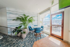 Se sirven desayunos, comidas y cocina americana con vista a la alberca