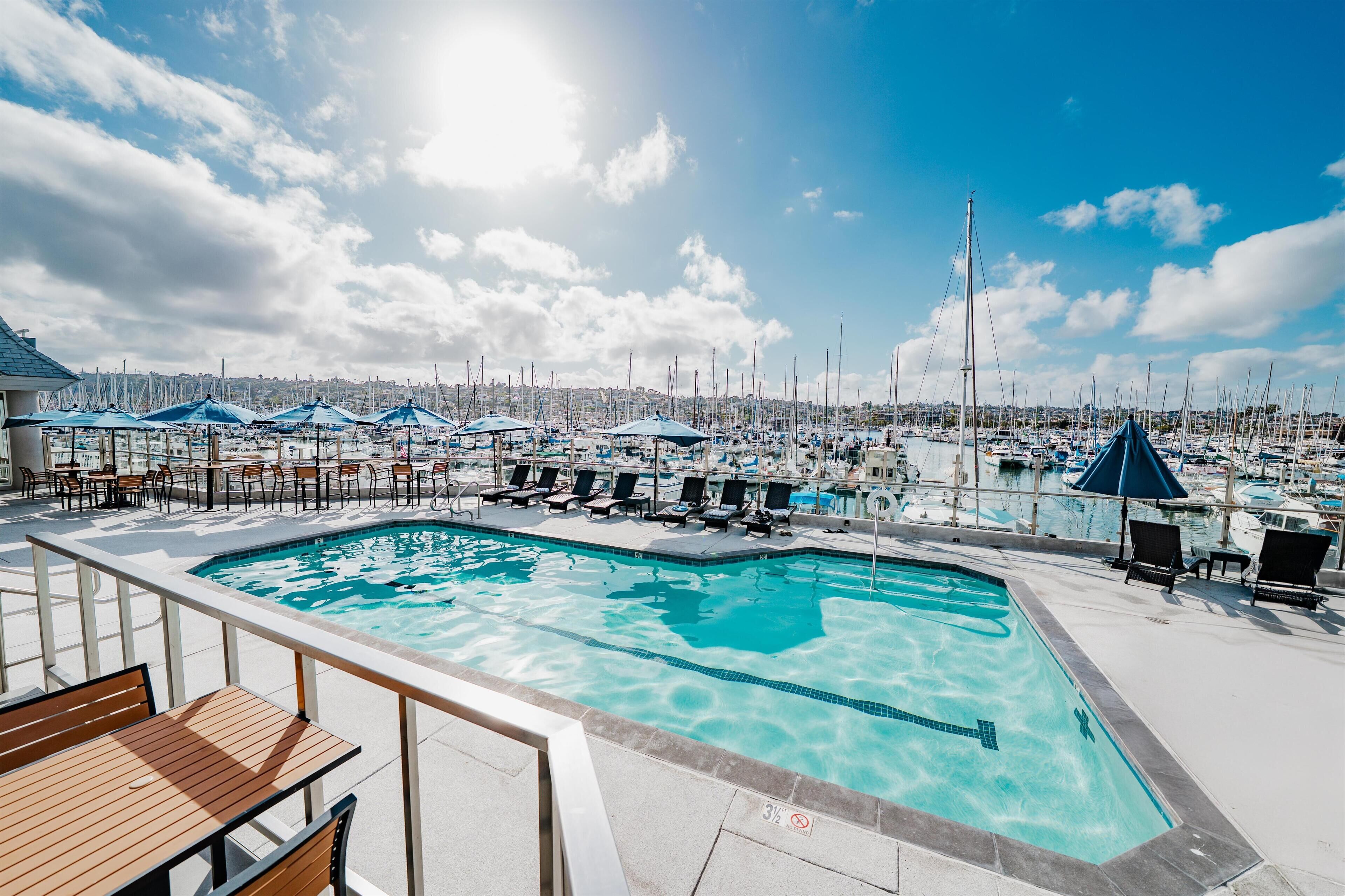 Hồ bơi ngoài trời, mở cửa từ 7:00 đến 22:00, dù/ô trên bãi biển/hồ bơi 