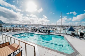 Una piscina al aire libre (de 07:00 a 22:00), sombrillas, tumbonas