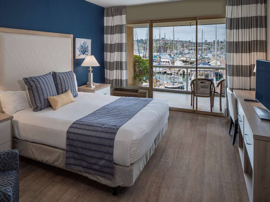 Quarto standard, 1 cama King, sacada, vista para a marina | Roupas de cama antialérgicas, cofres nos quartos, escrivaninha