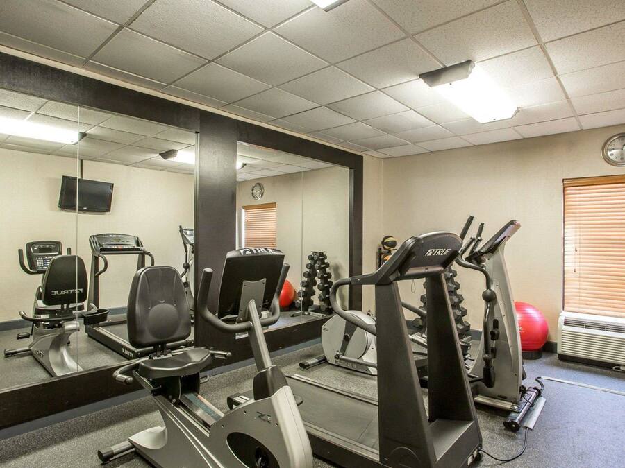 Un gimnasio con cintas de correr, elípticas y pesas sueltas.