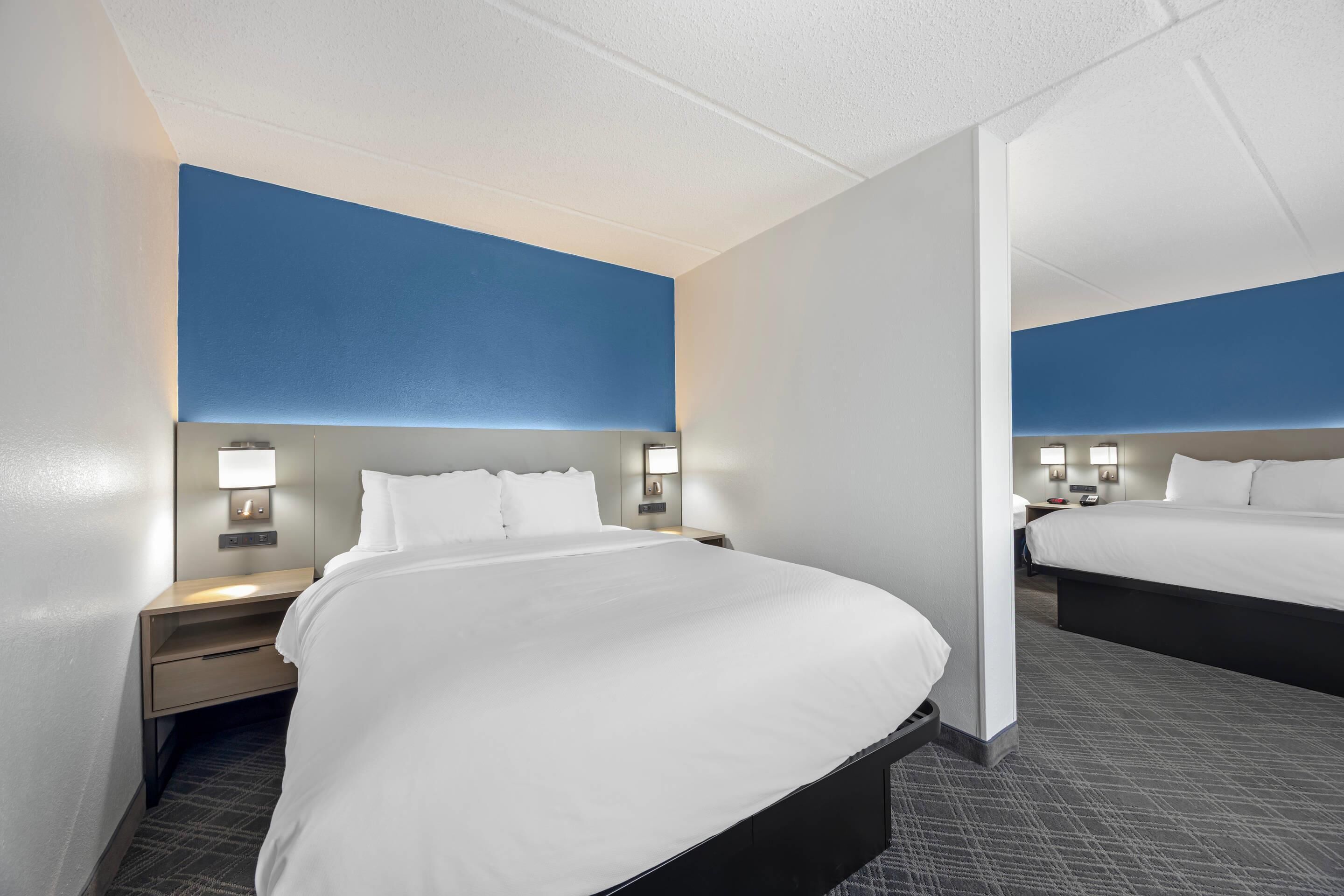 Een bureau, een laptopwerkplek, een strijkplank/strijkijzer