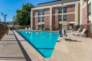 Piscine extérieure en saison