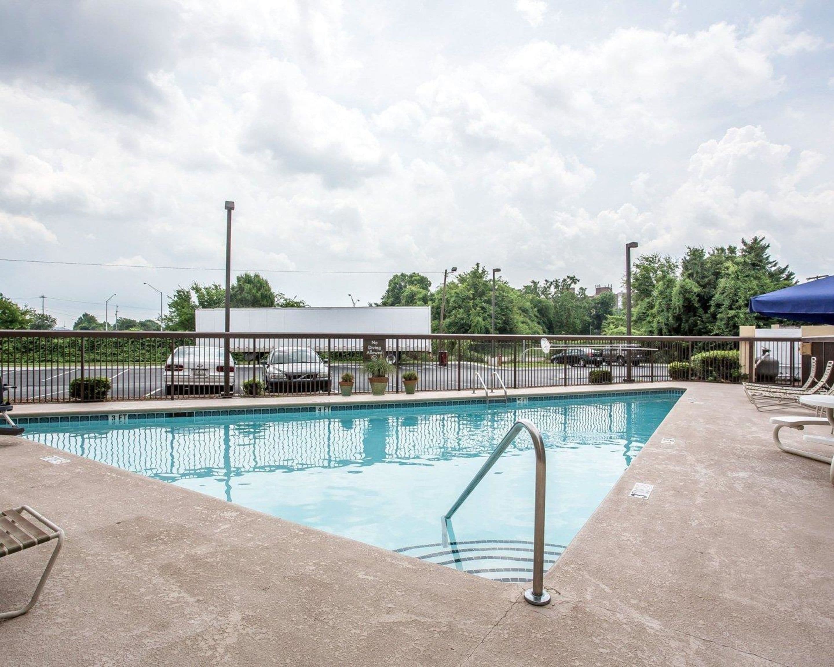 Een seizoensgebonden buitenzwembad