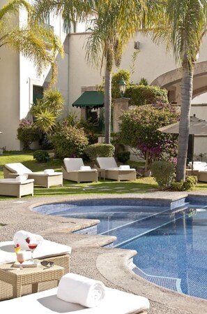 Outdoor pool, pool loungers