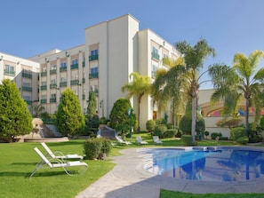 Piscina externa, funciona das 8h às 20h, barracas de cortesia