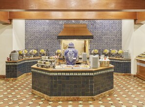每日供应自助式早餐（每人 MXN 380）
