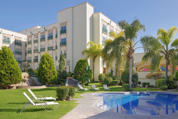 Piscine extérieure, cabanons gratuits, parasols de plage