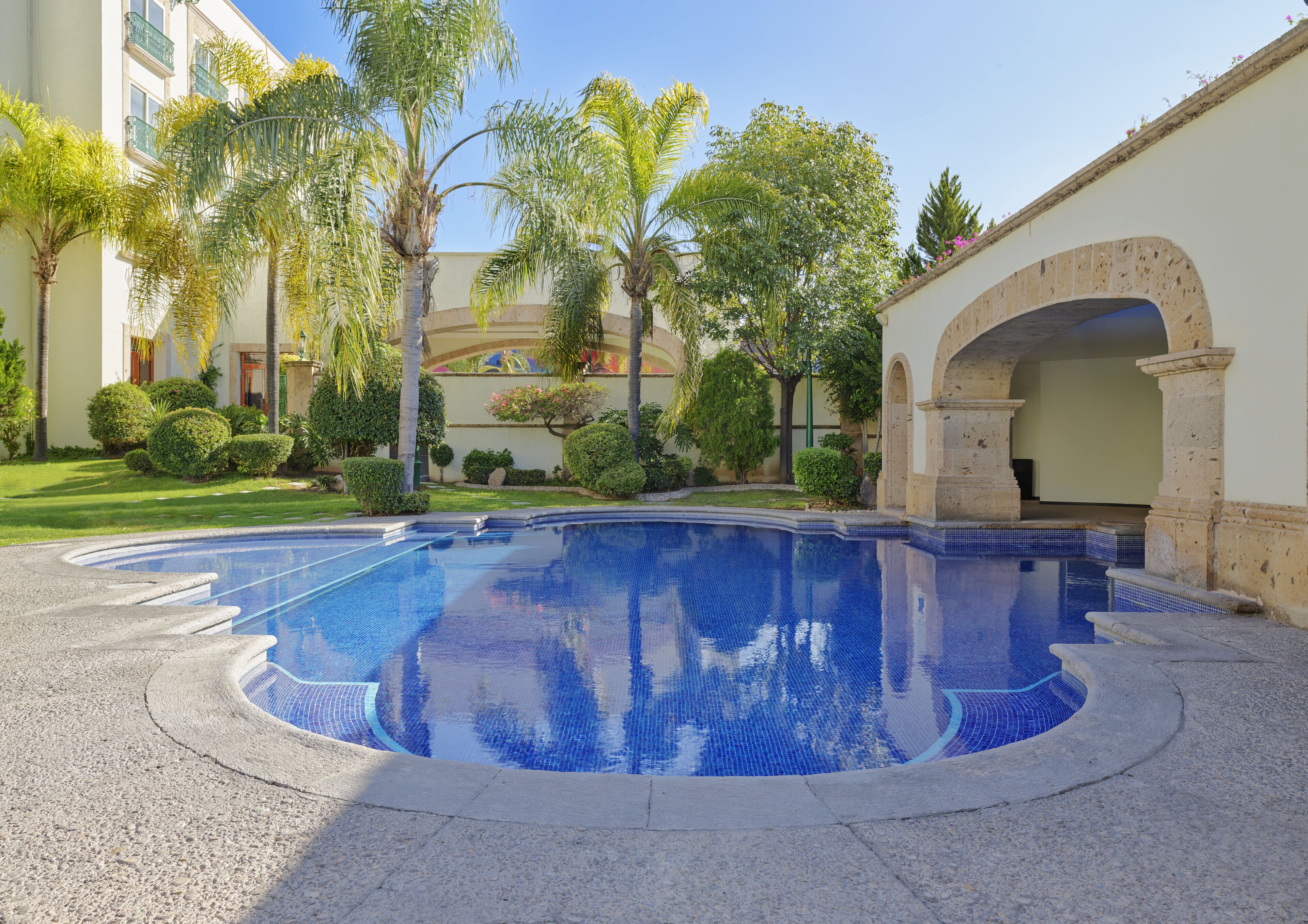 室外游泳池，開放時間為 08:00 至 20:00，提供免費遮陽小屋和泳池遮陽傘