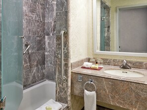 Ensemble baignoire-douche, baignoire profonde