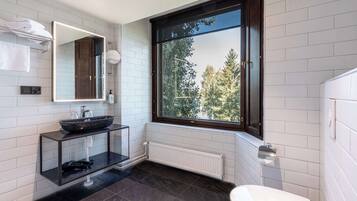Junior Suite | Bathroom | Hair dryer, towels