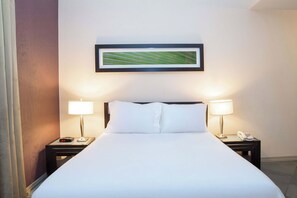 Suíte estúdio, 1 cama Queen, cozinha, vista para a cidade (Penthouse, Jacuzzi, Balcony) | Cofres nos quartos, escrivaninha, espaço de trabalho para notebook