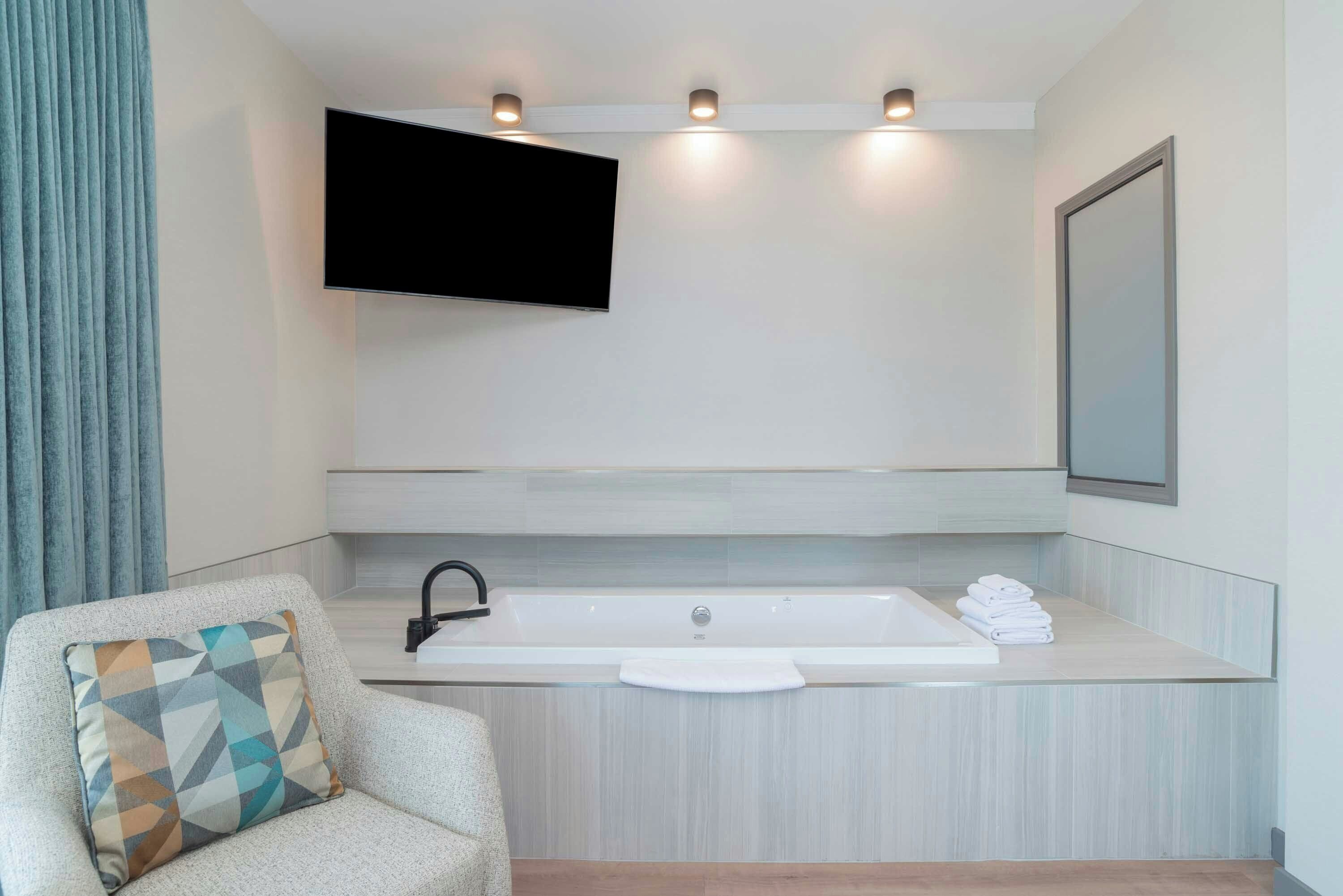 Studio Suite, 1 Queen Bed, Kitchen, City View (Penthouse, Jacuzzi, Balcony) | Jetted bathtub