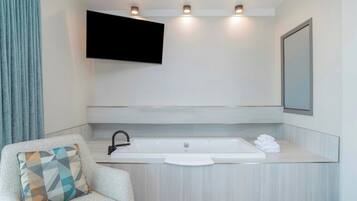 Studio Suite, 1 Queen Bed, Kitchen, City View (Penthouse, Jacuzzi, Balcony) | Jetted bathtub