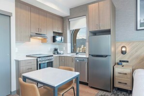 Dining room - Sandman Suites Vancouver on Davie (Vancouver)