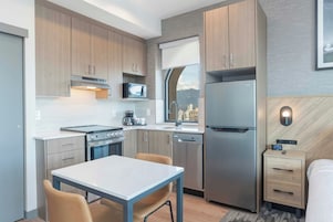Suite studio, 1 grand lit, cuisine, vue sur la ville (Penthouse, Jacuzzi, Balcony) | Salle à manger
