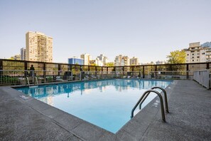 Piscine extérieure en saison