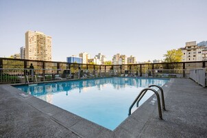 Una piscina al aire libre de temporada