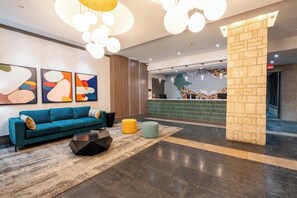 Bar-salon dans le hall
