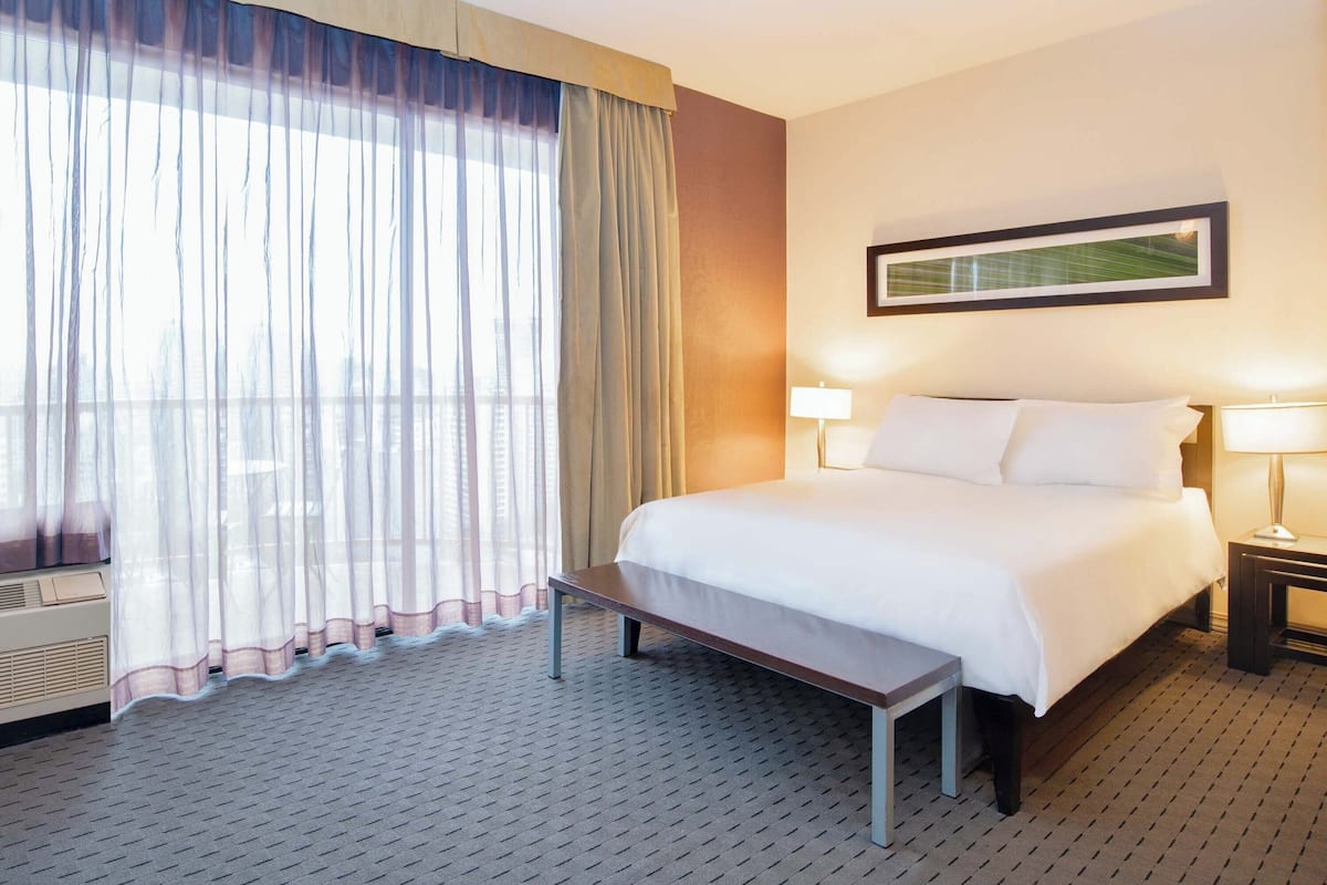 Studio Suite, 1 Queen Bed, Kitchen, City View (Penthouse, Jacuzzi, Balcony) | 1 bedroom, in-room safe, desk, laptop workspace