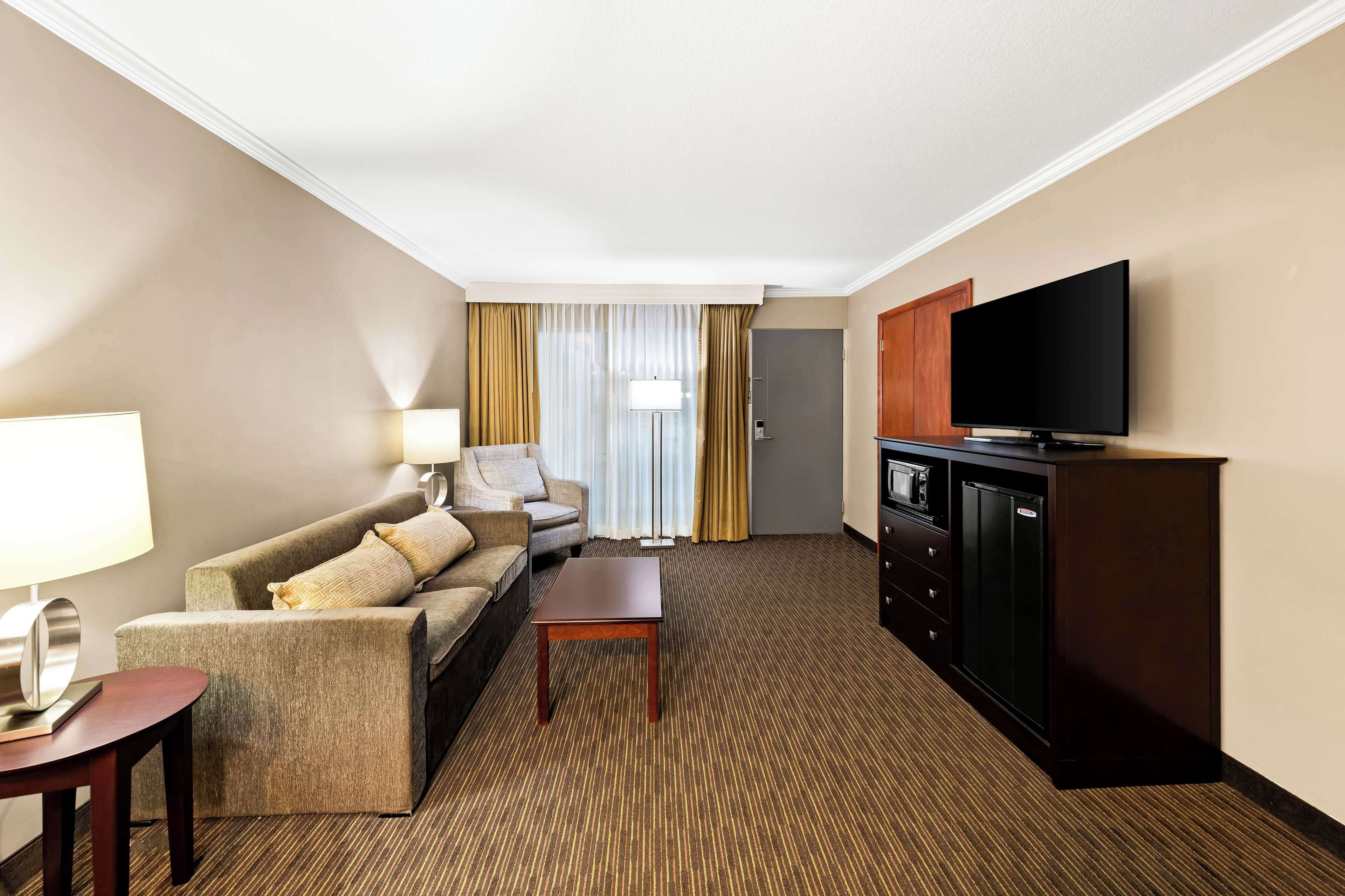 Suite, 1 King-Bett, Kühlschrank und Mikrowelle, Poolblick