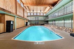 Una piscina techada, sillones reclinables de piscina