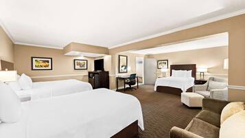 Familien-Suite, 1 King-Bett, Kühlschrank und Mikrowelle, Poolblick | Schreibtisch, laptopgeeigneter Arbeitsplatz, Bügeleisen/Bügelbrett