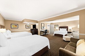 Phòng Suite dành cho gia đình, 1 giường cỡ king, tủ lạnh & lò vi sóng, quang cảnh hồ bơi | 1 phòng ngủ, bàn, khu vực làm việc phù hợp cho laptop 