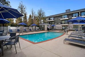 Outdoor pool - Howard Johnson by Wyndham Fullerton/Anaheim Conference Cntr (Fullerton)