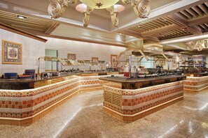 2 restaurants servant le déjeuner