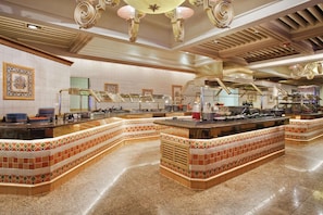2 restaurants servant le déjeuner