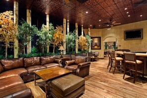 2 bars/lounges