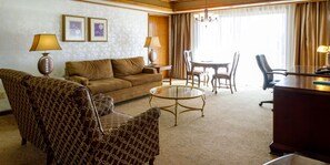 Suite Eksekutif, 1 Tempat Tidur King, Bebas Asap Rokok | Seprai premium, bantalan ekstra lembut, dan meja kerja