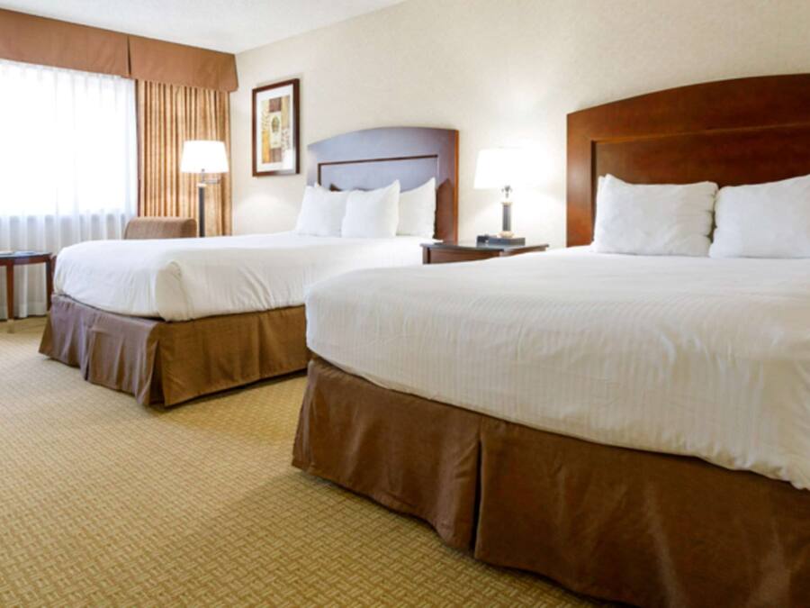 Ropa de cama de alta calidad, colchones con pillow-top y escritorio